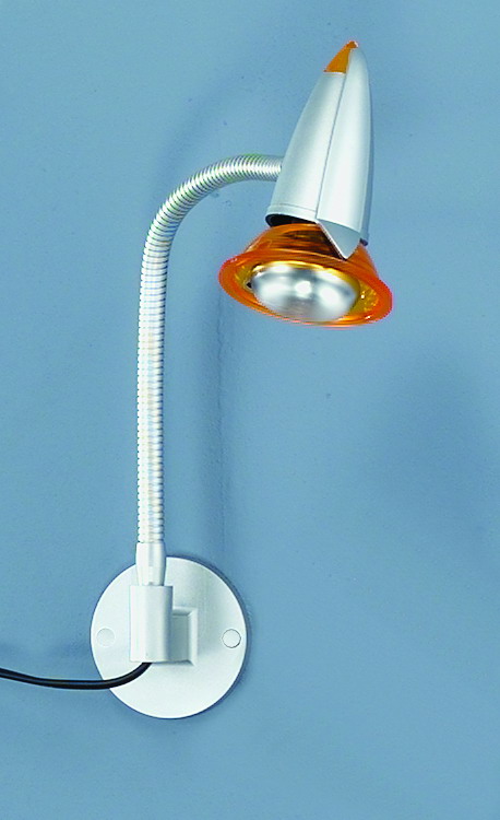Wandleuchte in silber und orange
